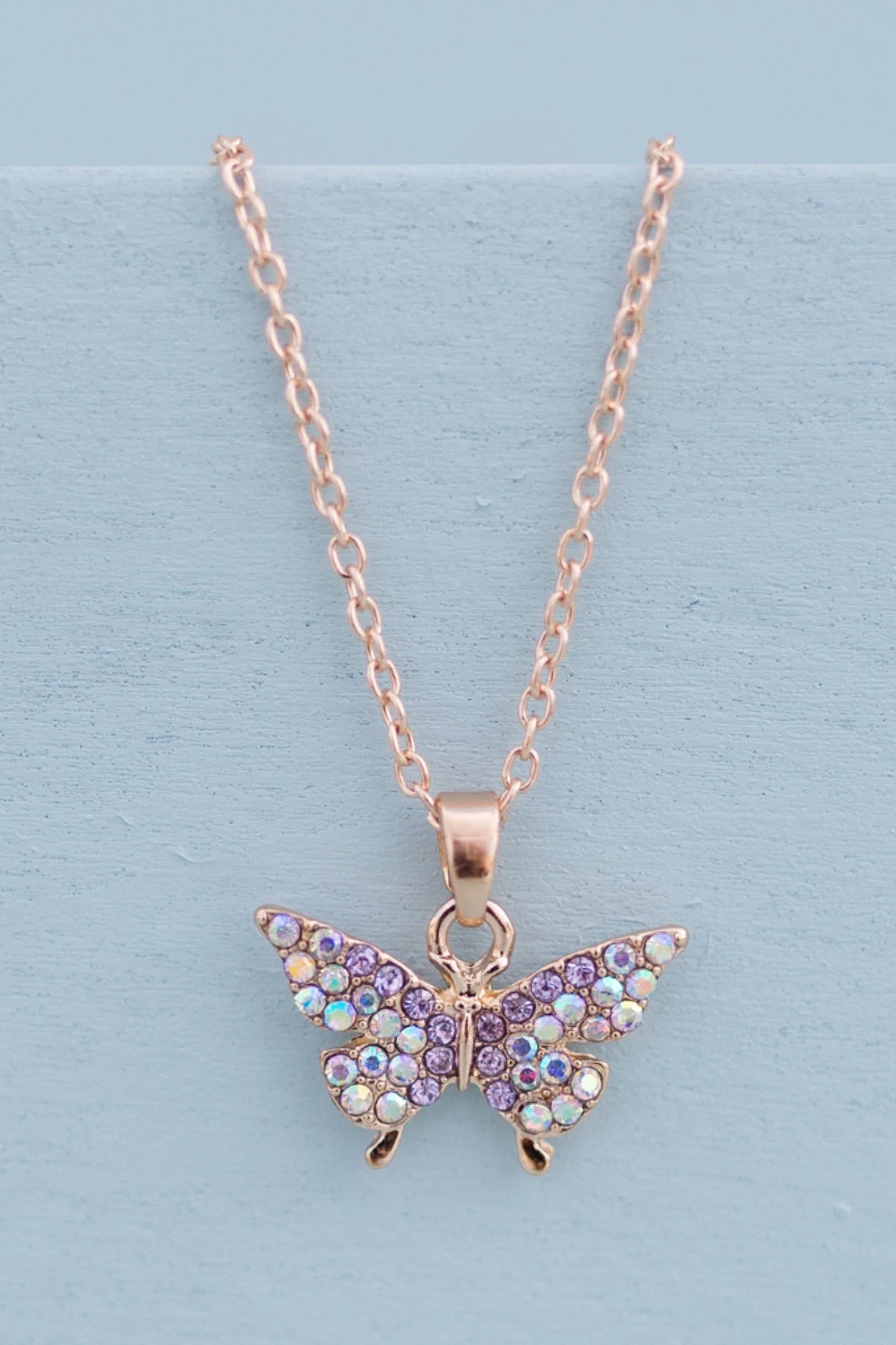 Chaîne en or orné d'un délicat papillon de strass scintillants par Great Pretenders - Couleur Pastel Bijoux et accessoiresGreat Pretenders