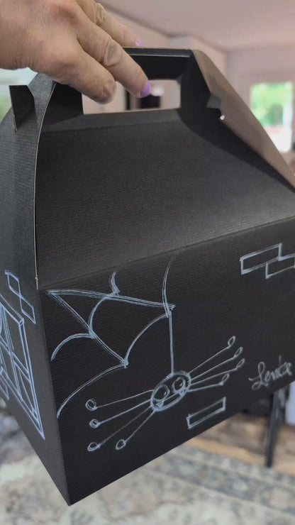 PRÉCOMMANDE SANS FRAIS - Ouvre si tu oses… la Maison Hantée remplie d’activités artistiques!