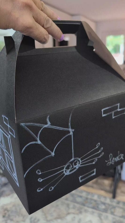 PRÉCOMMANDE SANS FRAIS - Ouvre si tu oses… la Maison Hantée remplie d’activités artistiques!